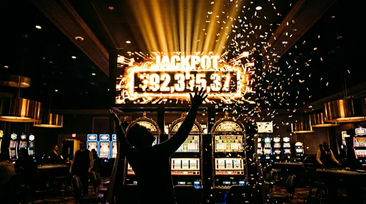 Progressieve jackpot: groot scherm, confetti, silhouet van speler